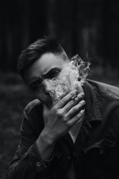 穿黑皮夹克抽烟的人